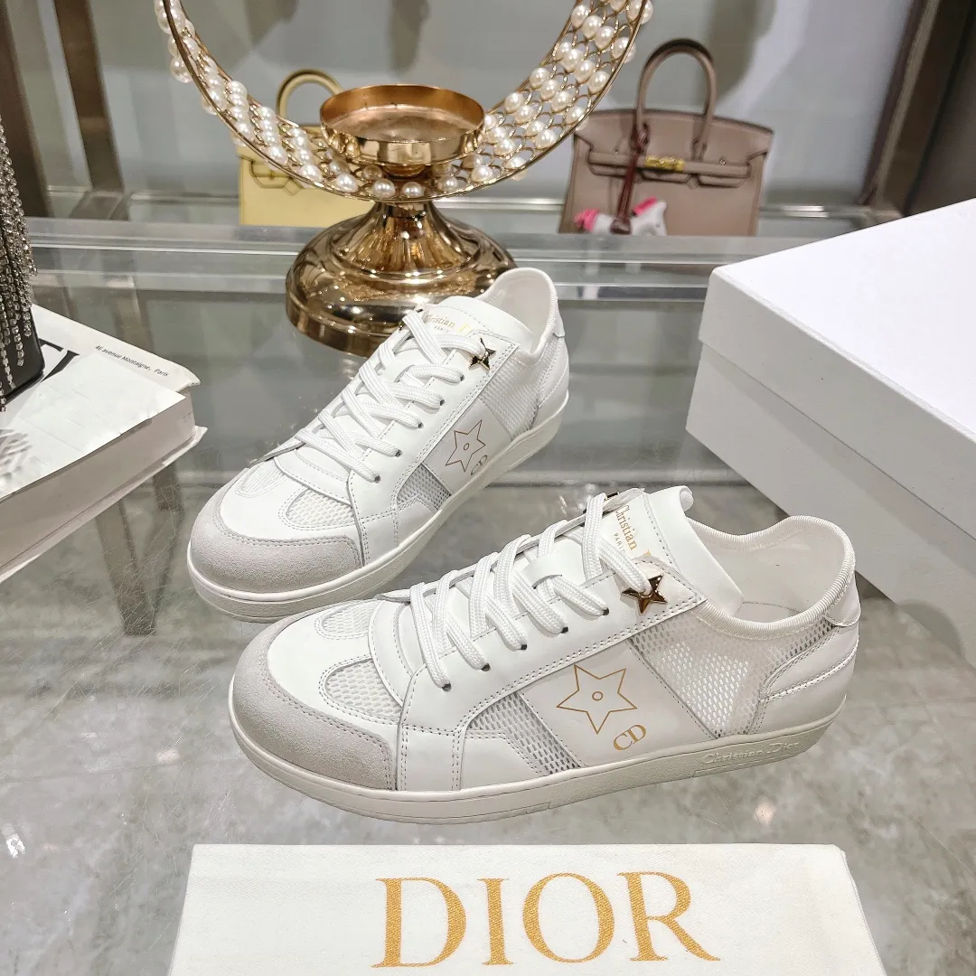 👟👟Ex-factory price 560👟👟Dior2024 new white shoes, Dior Dior Star women's sports shoes, very light summer white shoes. The upper is carefully made of imported suede, decorated with tonal suede panels, metal stars decorate the lace eyelets, and breathable mesh inside. The upper is punched and designed not to stuffy the feet. It is equipped with Christian Dior logo and thin soles. The thick sole is suitable for all seasons! Size: 35-41 (40 and 41 are customized and cannot be returned or exchanged)